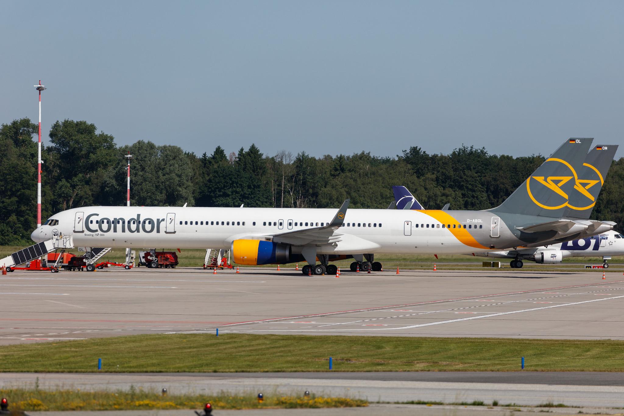 Hamburg Airport: Condor (DE / CFG) |  Boeing 757-330 B753 | D-ABOL | MSN 29021