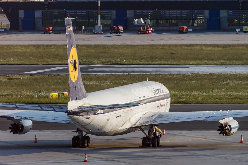 Hamburg Airport: Lufthansa (LH / DLH) | Boeing 707-430 B704 | D-ABOB/D-ABOD | MSN 17720