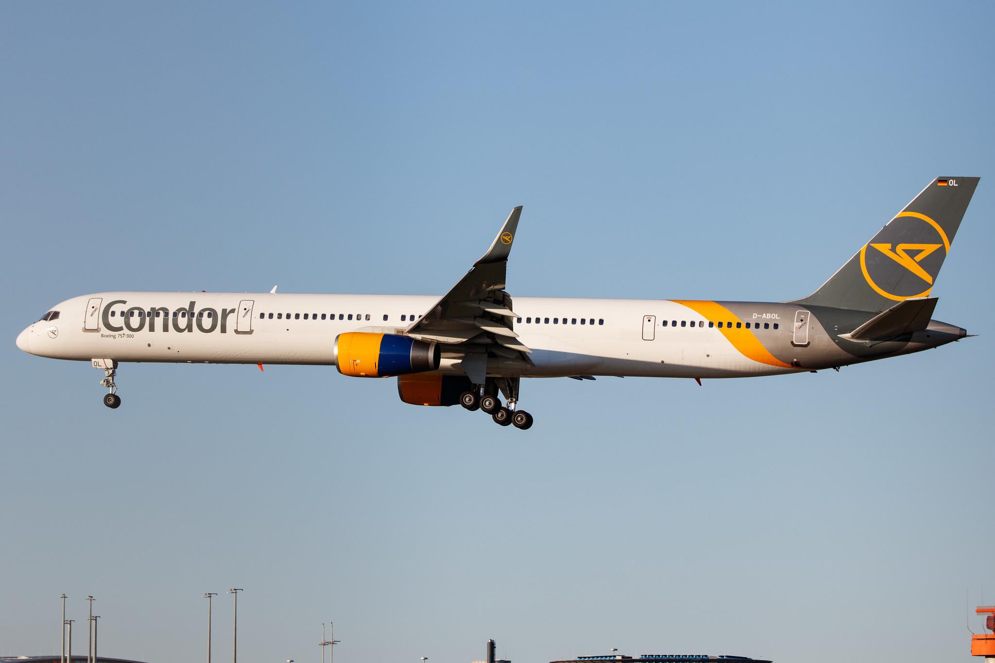 Hamburg Airport: Condor (DE / CFG) |  Boeing 757-330 B753 | D-ABOL | MSN 29021