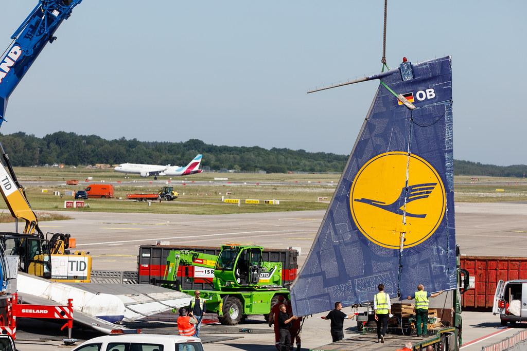 Hamburg Airport: Hamburg Airport: Lufthansa (LH / DLH) | Boeing 707-430 B704 | D-ABOB/D-ABOD | MSN 17720