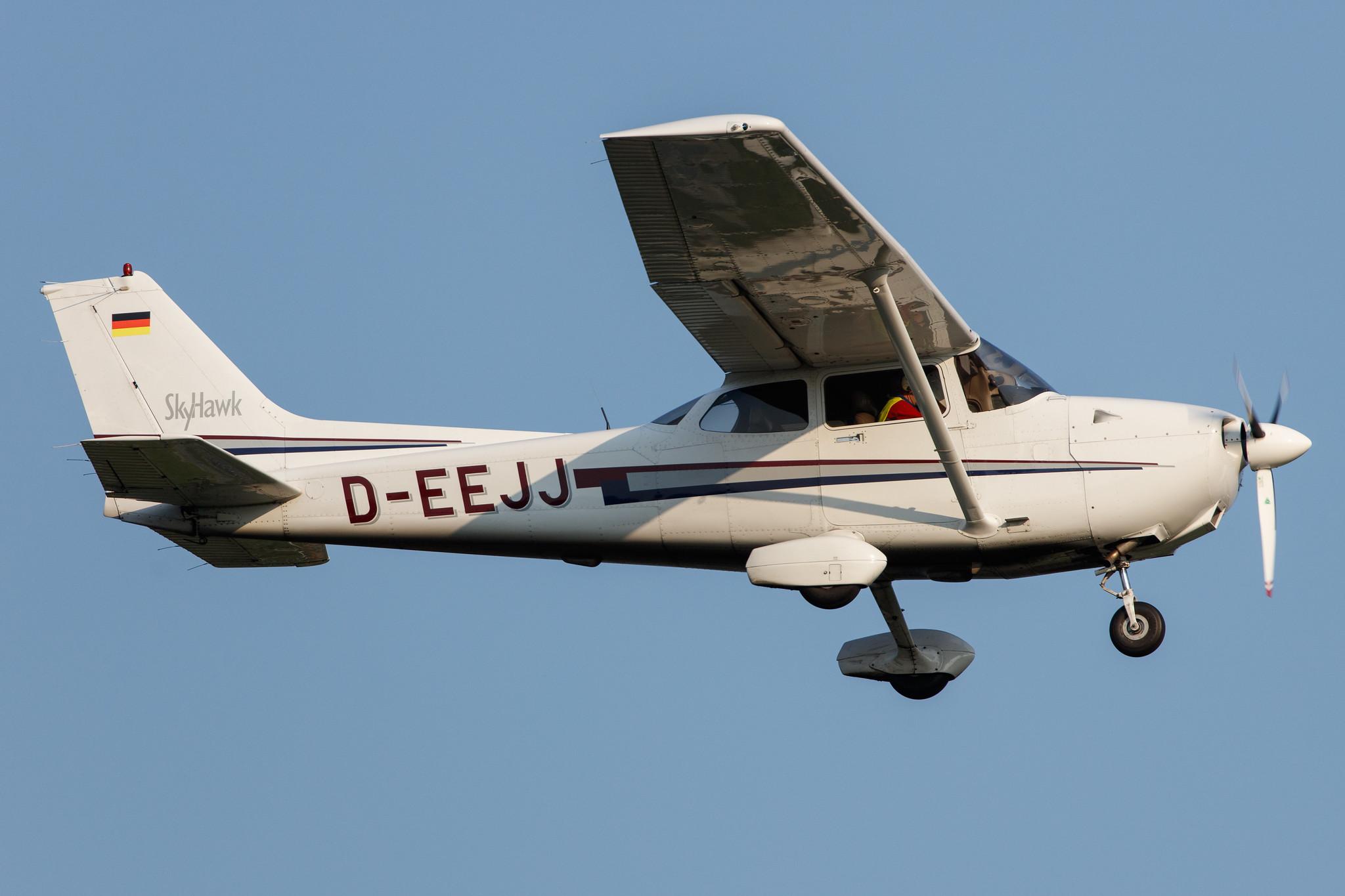 Hamburg Airport: Private owner |  Cessna 172R Skyhawk C172 | D-EEJJ | MSN 17280813
