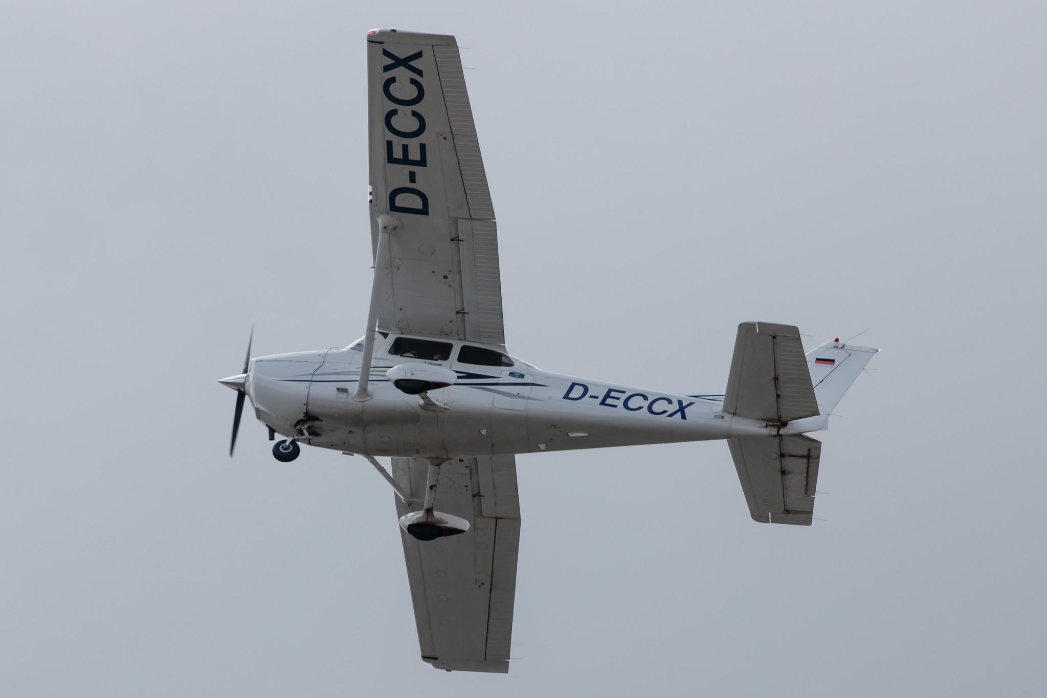 Hamburg Airport: Flugschule Hamburg |  Cessna 172S C172 | D-ECCX | MSN 172S10428