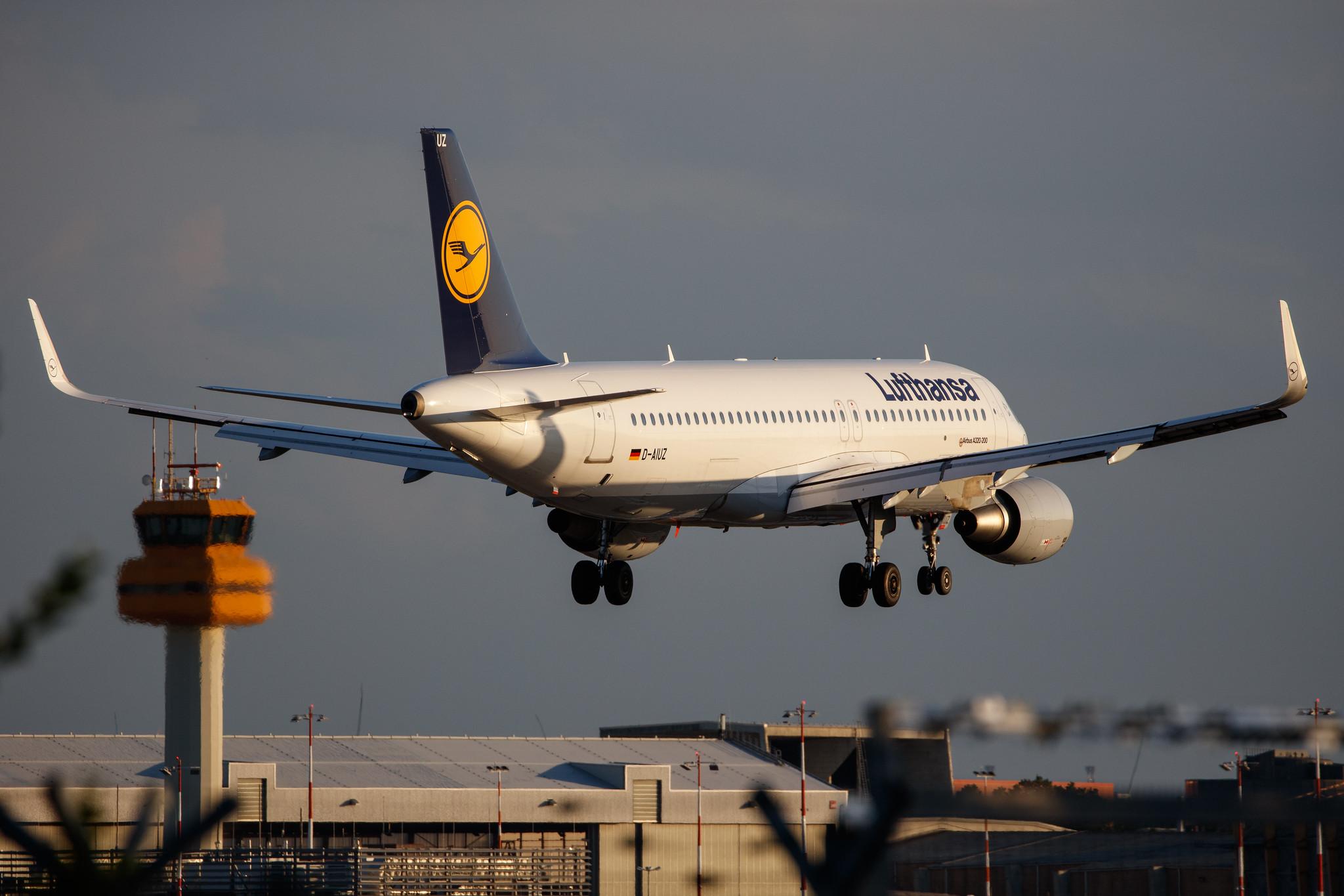 Hamburg Airport: Lufthansa (LH / DLH) |  Airbus A320-214 A320 | D-AIUZ | MSN 7625