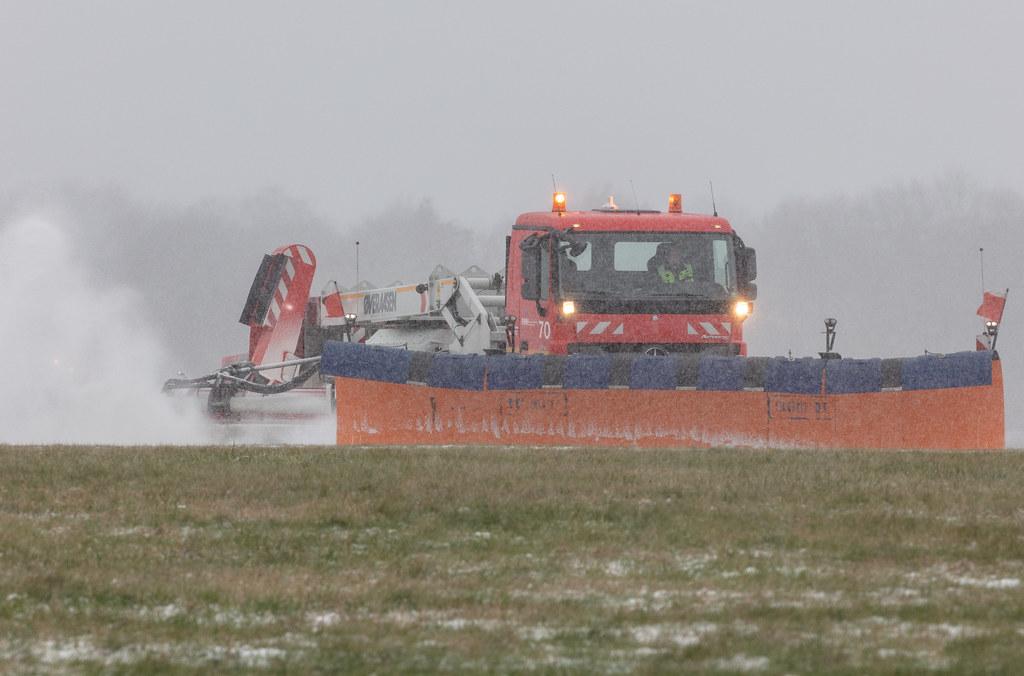 Hamburg Airport: Winterdienst beim Räumen von Taxiways und Runways