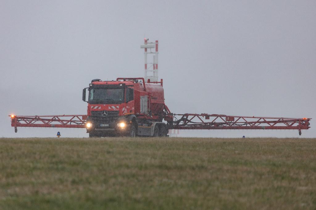 Hamburg Airport: Winterdienst beim Räumen von Taxiways und Runways