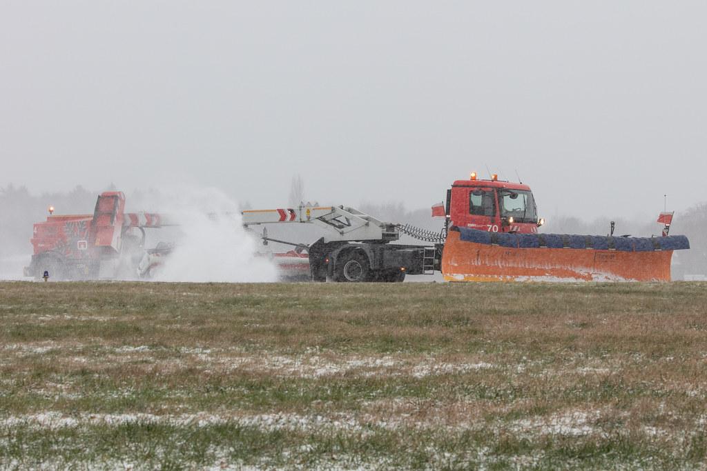 Hamburg Airport: Winterdienst beim Räumen von Taxiways und Runways