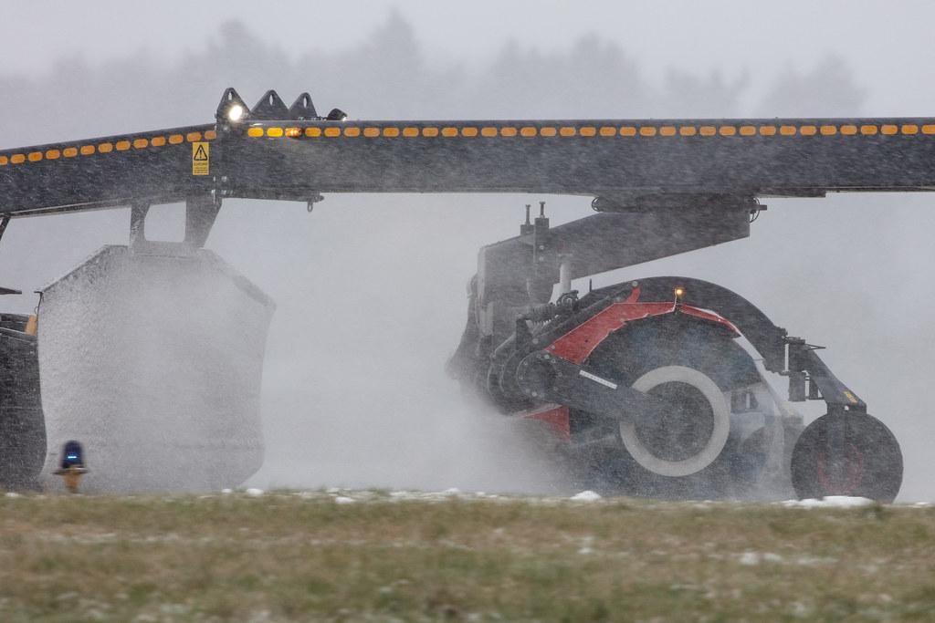 Hamburg Airport: Winterdienst beim Räumen von Taxiways und Runways