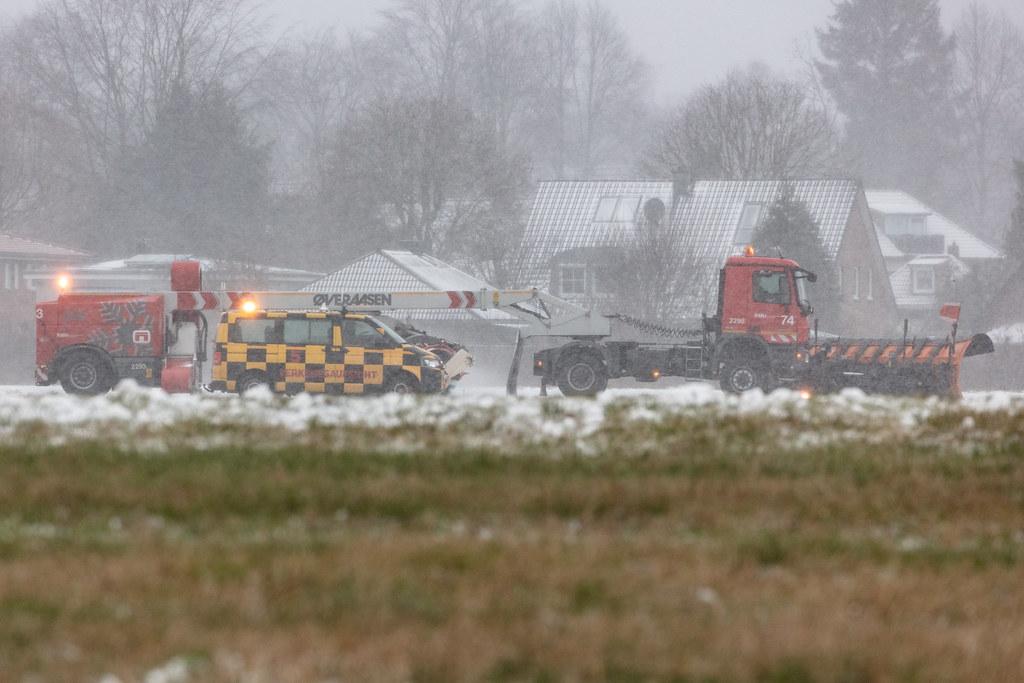 Hamburg Airport: Winterdienst beim Räumen von Taxiways und Runways