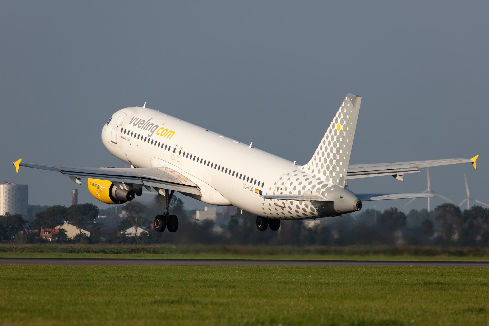 Amsterdam Schiphol: Vueling (VY / VLG) |  Airbus A320-214 A320 | EC-KDG | MSN 3095