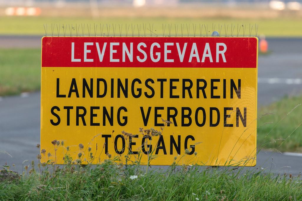 Amsterdam Schiphol: Levensgevaar Landingsterrein Streng Verboden Toegang