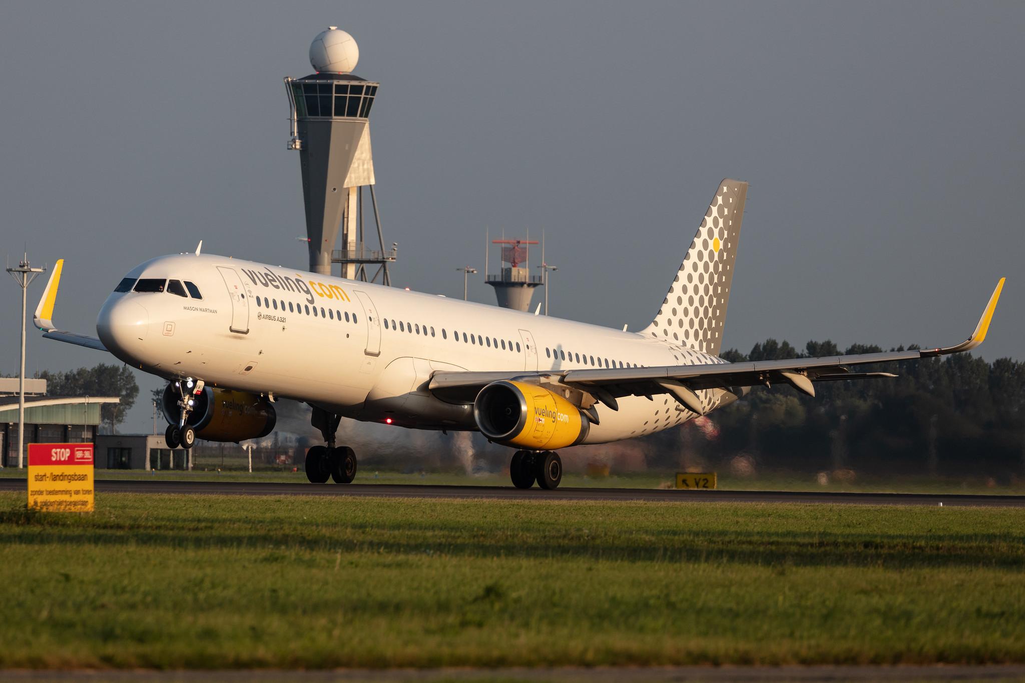 Amsterdam Schiphol: Vueling (VY / VLG) |  Airbus A321-231 A321 | EC-MMU | MSN 07218