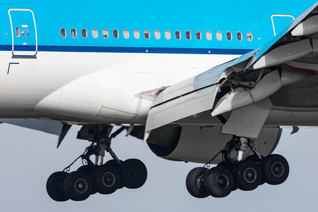 Amsterdam Schiphol: KLM (KL / KLM) |  Boeing 777-306(ER) B77W | PH-BVU | MSN 61702