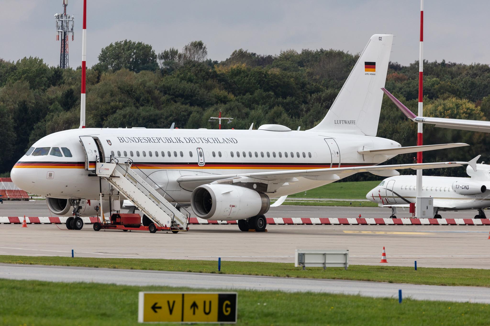 Hamburg Airport: German Air Force (/ GAF) | Airbus A319-133(CJ) A319  | 15+02 | MSN 4060