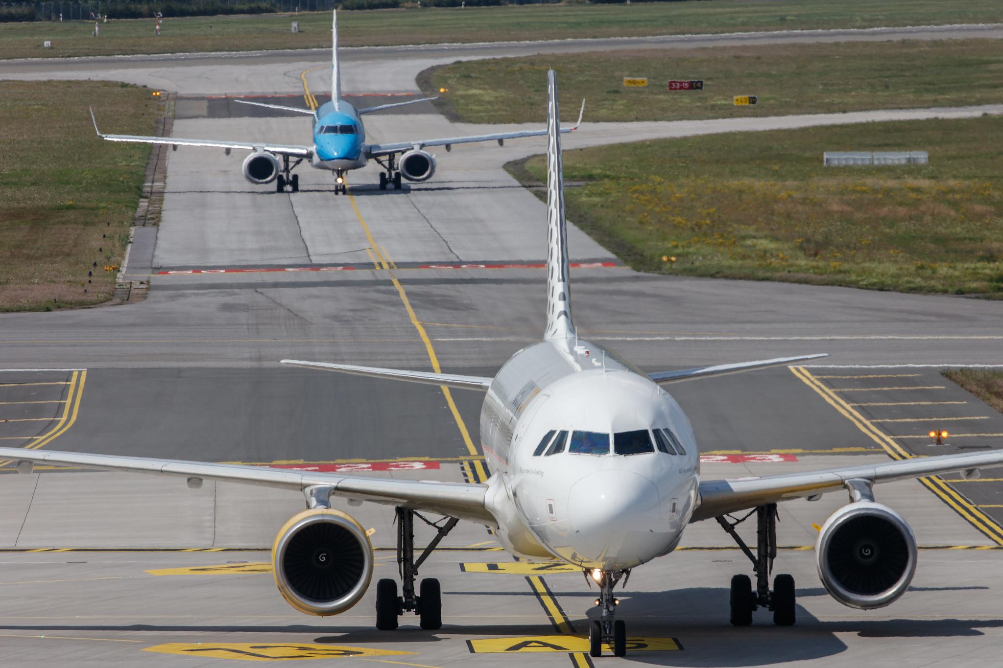 Hamburg Airport: Vueling (VY / VLG) |  Airbus A320-214 A320 | EC-LOP | MSN 4937