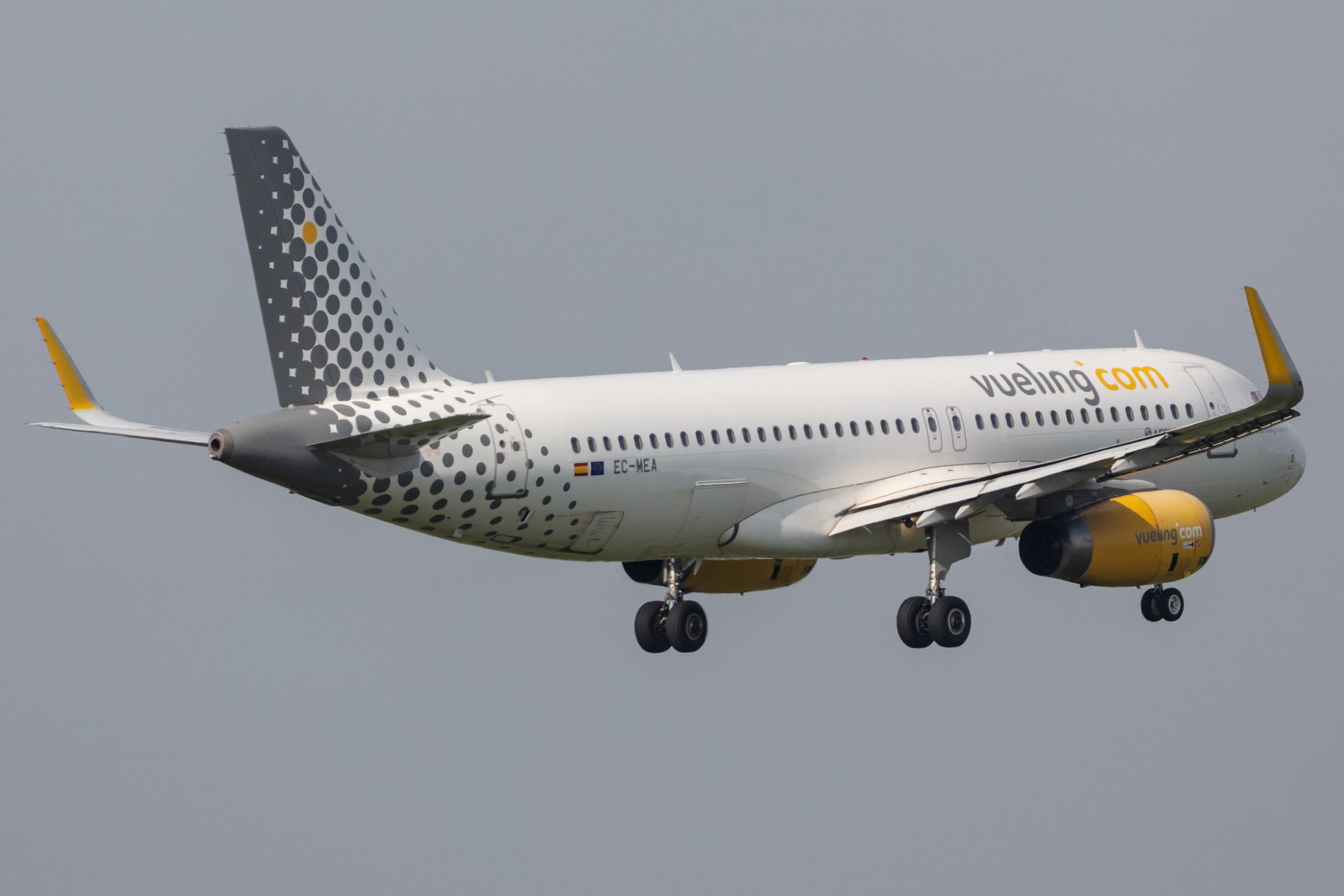 Amsterdam Schiphol: Vueling (VY / VLG) |  Airbus A320-232 A320 | EC-MEA | MSN 6400