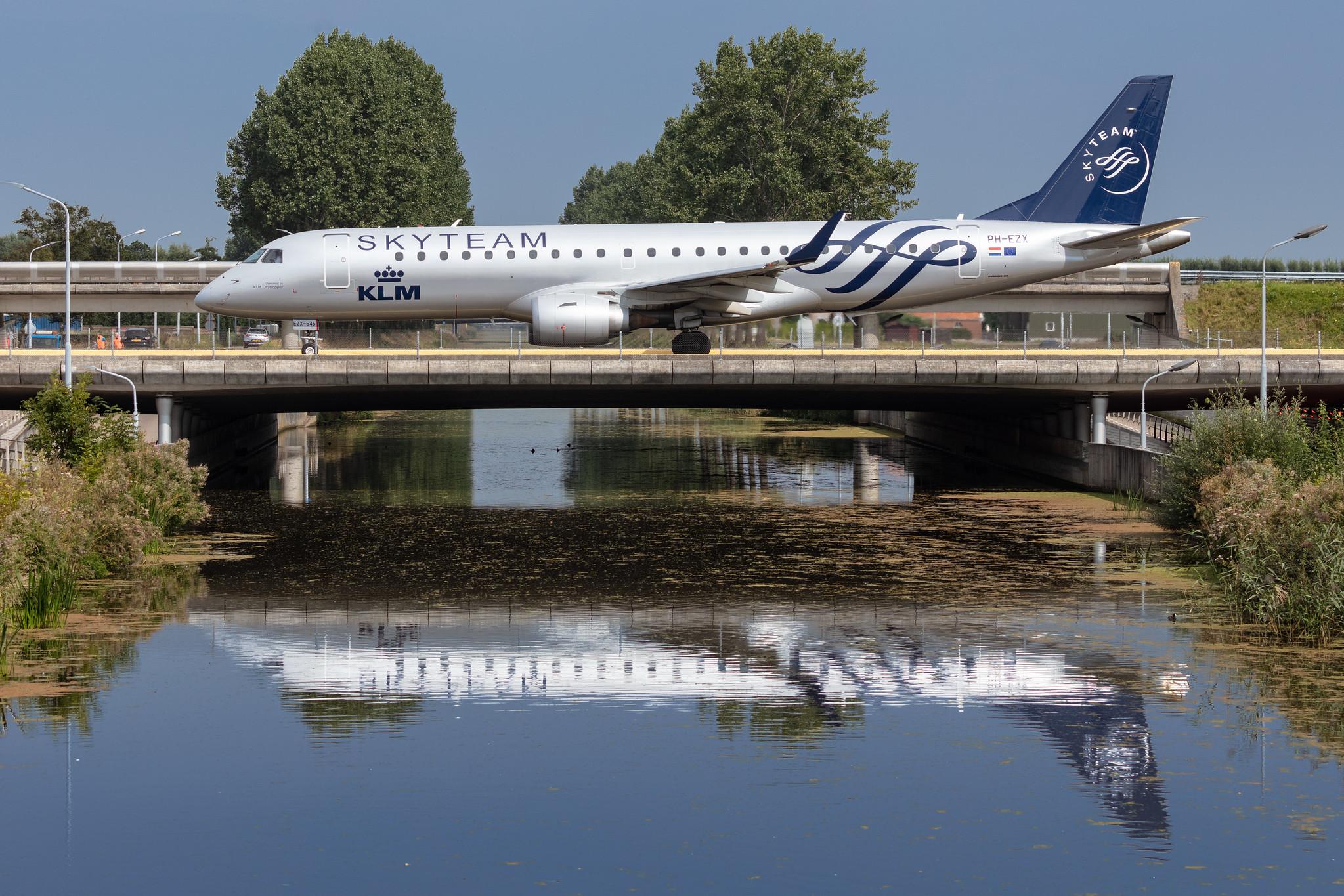 Amsterdam Schiphol: KLM (KL / KLM) |  Livery: SkyTeam Livery | Operator: KLM Cityhopper |  Embraer E190STD E190 | PH-EZX | MSN 19000545