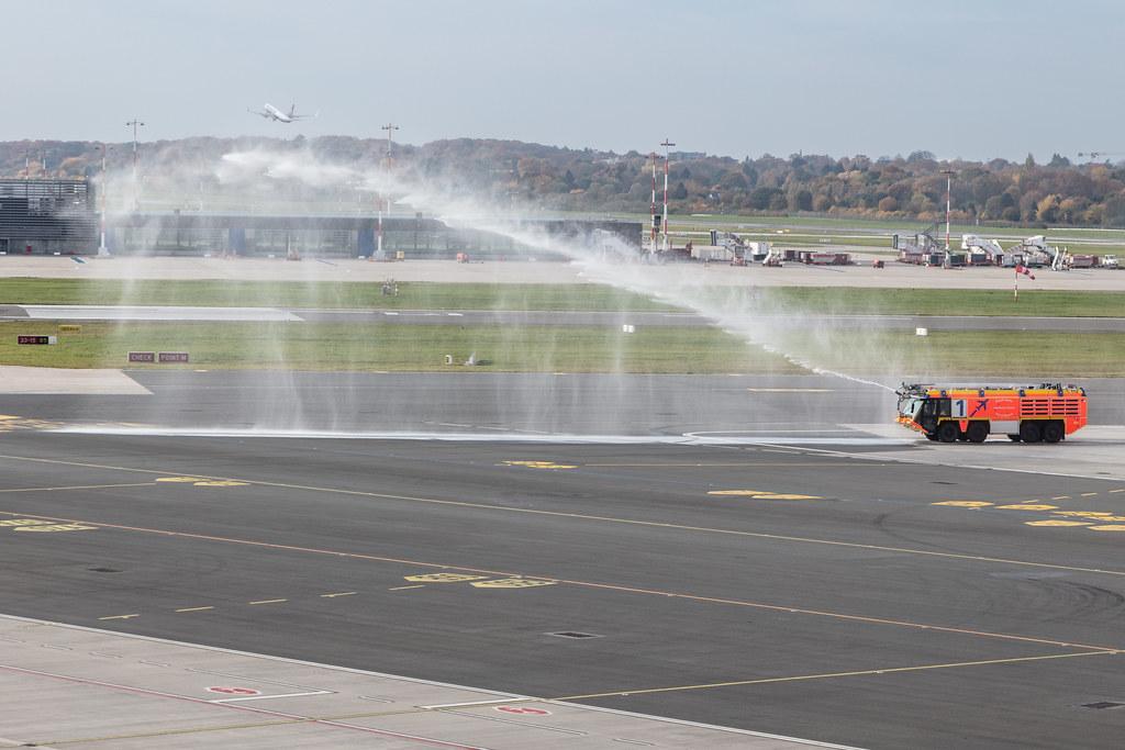 Hamburg Airport: Die Flughafenfeuerwehr des Hamburg Airports prüft den Wasserbogen.