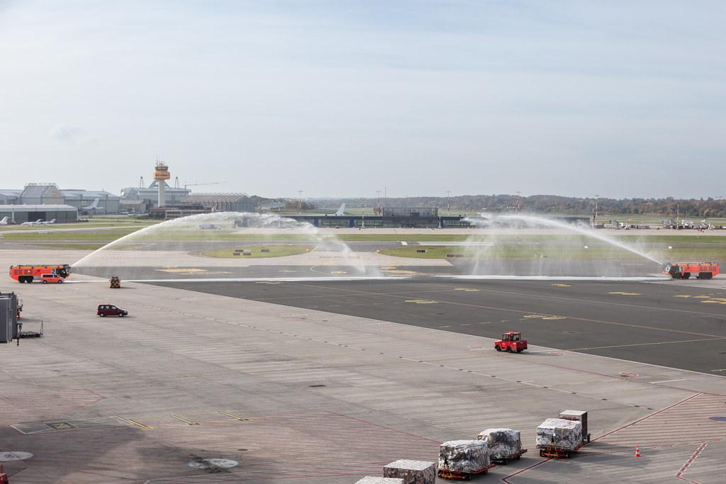 Hamburg Airport: Die Flughafenfeuerwehr des Hamburg Airports prüft den Wasserbogen.
