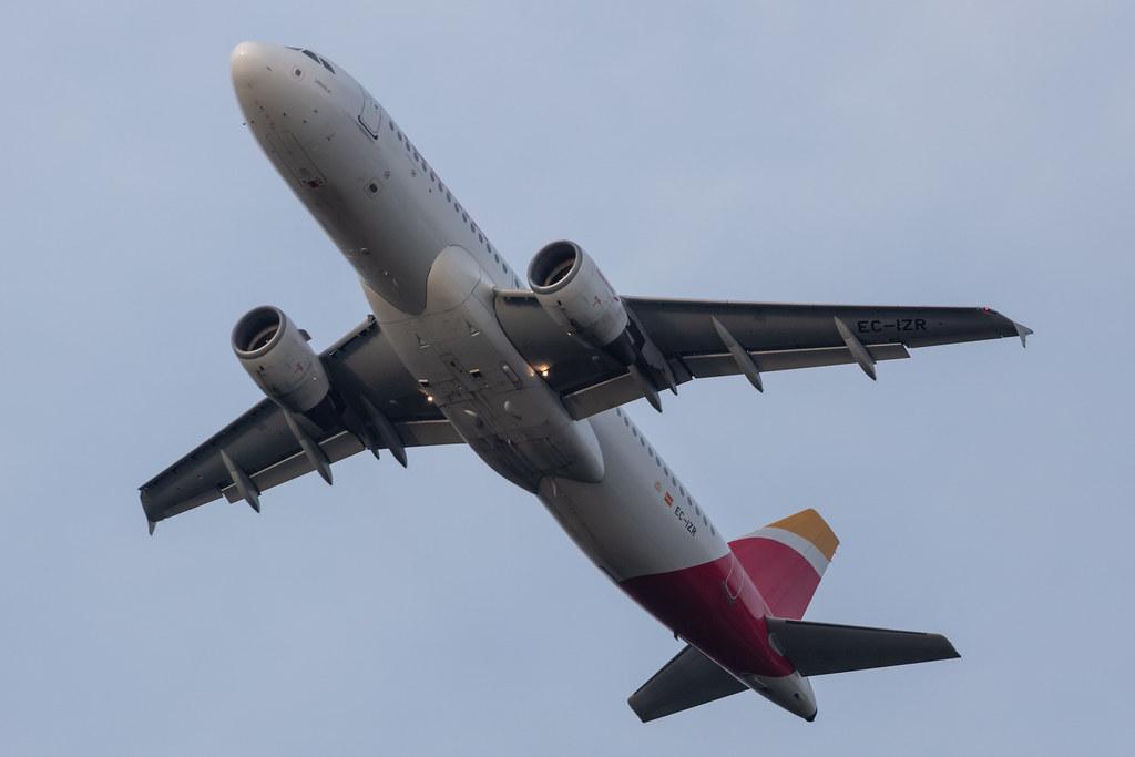 Hamburg Airport: Iberia (IB / IBE) |  Airbus A320-214 A320 | EC-IZR | MSN 2242