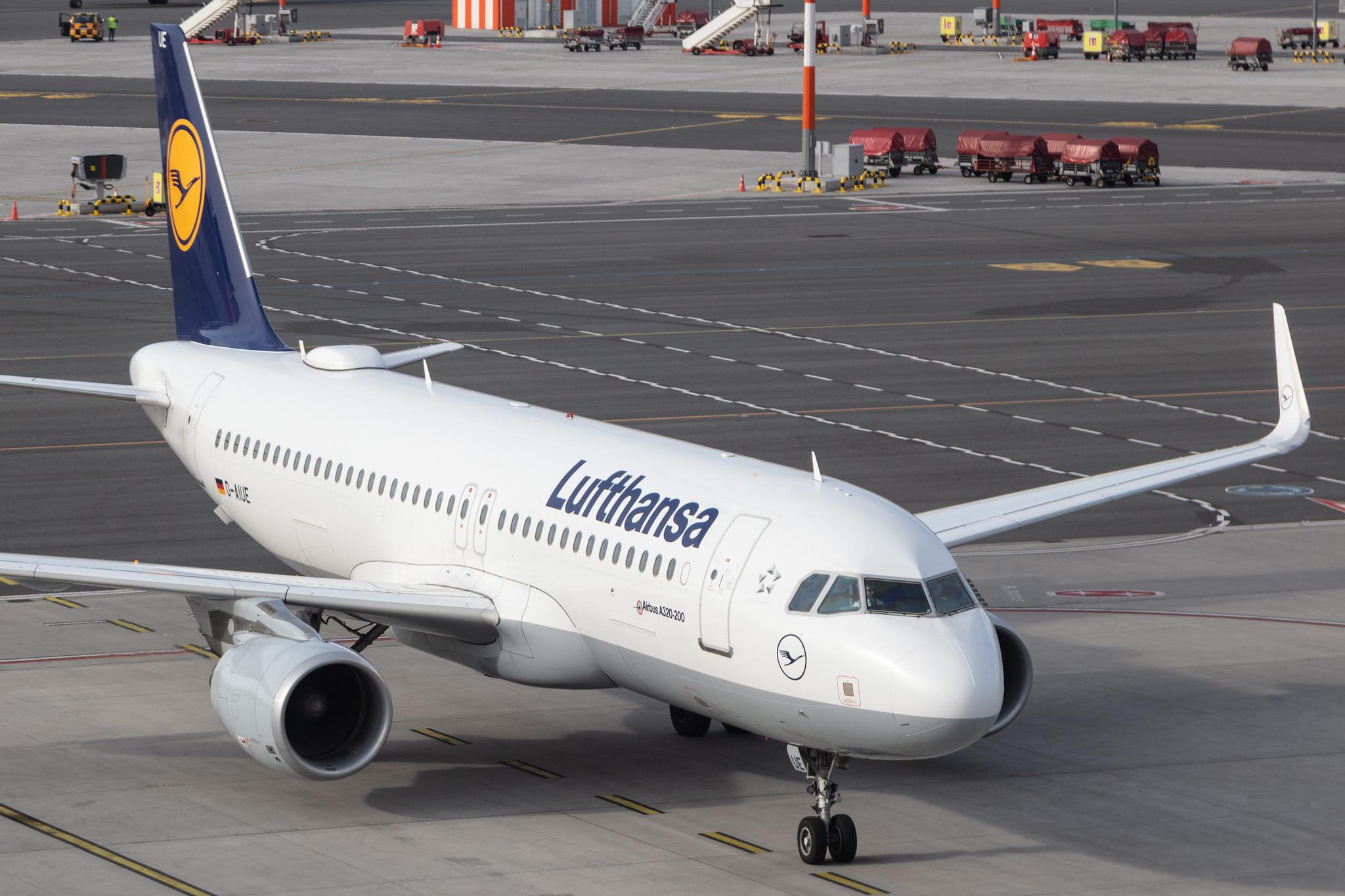 Hamburg Airport: Lufthansa (LH / DLH) |  Airbus A320-214 A320 | D-AIUE | MSN 6092