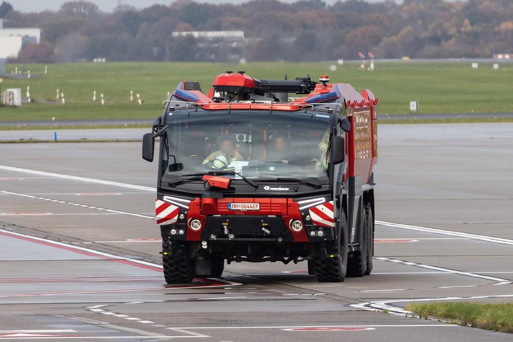 Hamburg Airport: Großflughafenlöschfahrzeug Rosenbauer Panther der Flughafenfeuerwehr Hamburg.