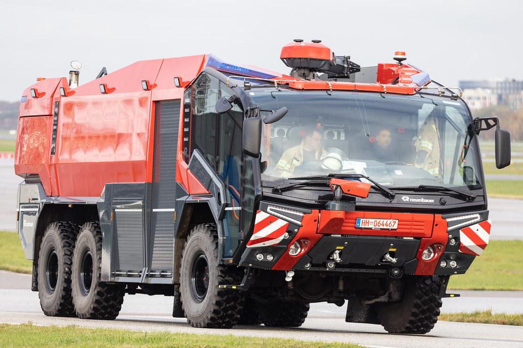 Hamburg Airport: Großflughafenlöschfahrzeug Rosenbauer Panther der Flughafenfeuerwehr Hamburg.