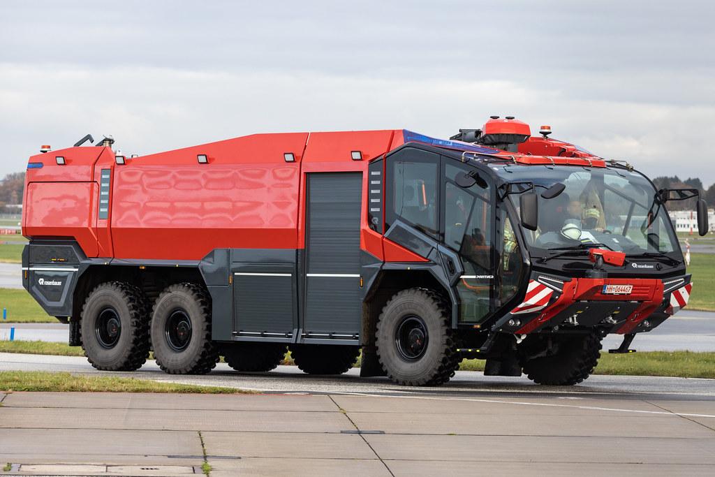 Hamburg Airport: Großflughafenlöschfahrzeug Rosenbauer Panther der Flughafenfeuerwehr Hamburg.