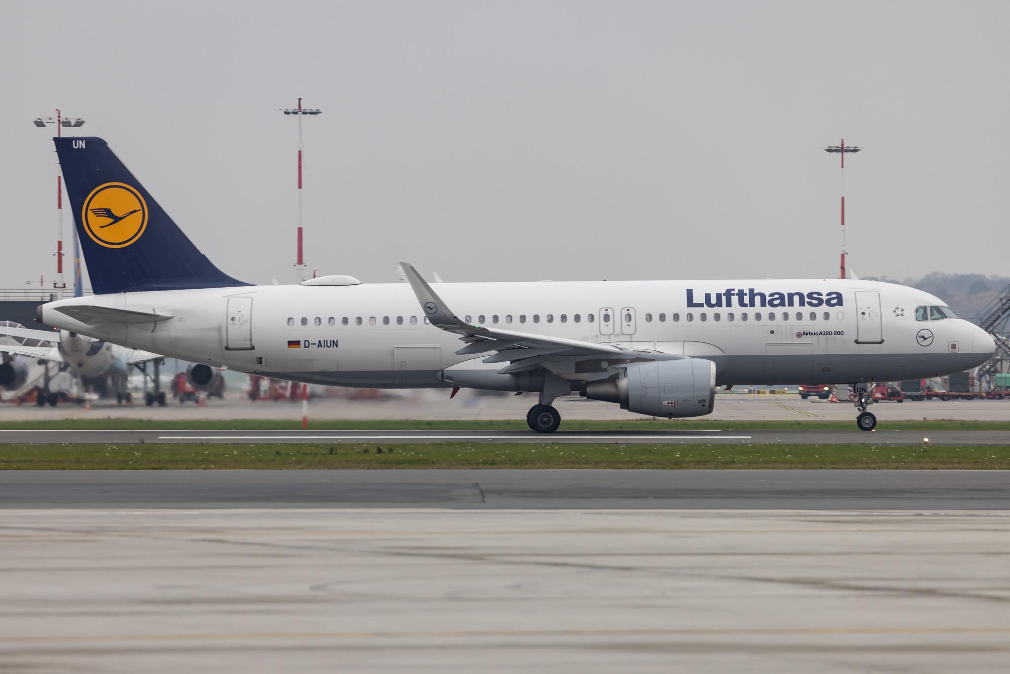 Hamburg Airport: Lufthansa (LH / DLH) |  Airbus A320-214 A320 | D-AIUN | MSN 6549
