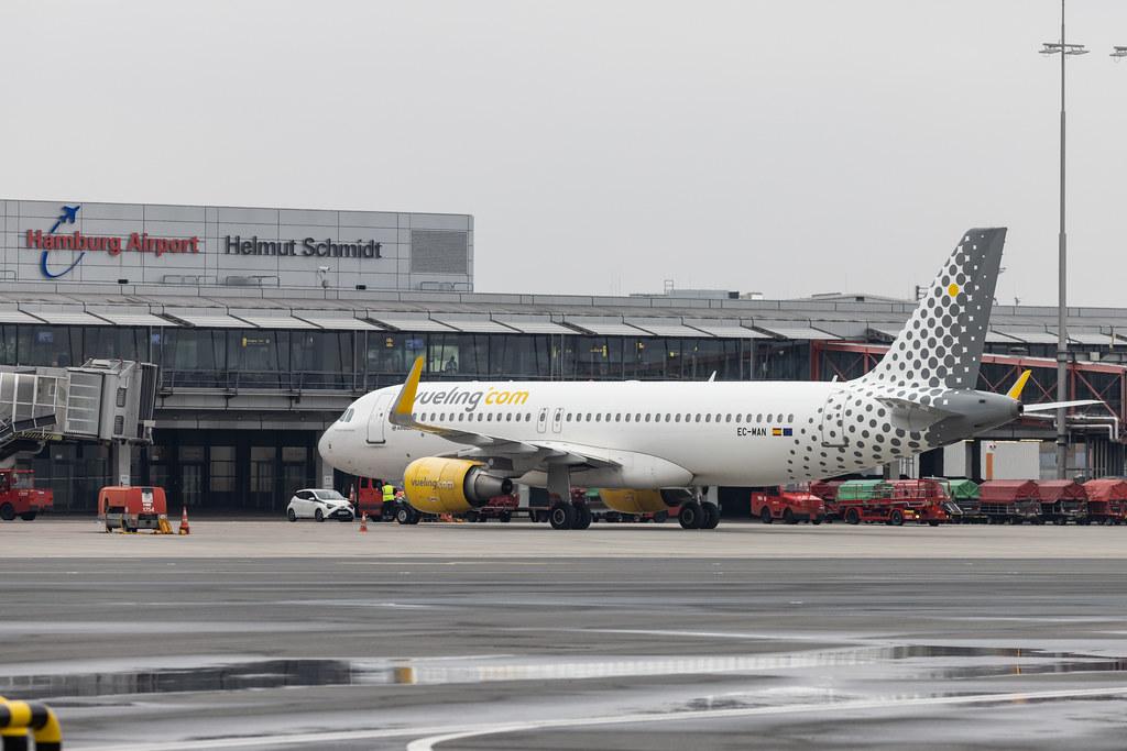 Hamburg Airport: Vueling (VY / VLG) |  Airbus A320-214 A320 | EC-MAN | MSN 6079
