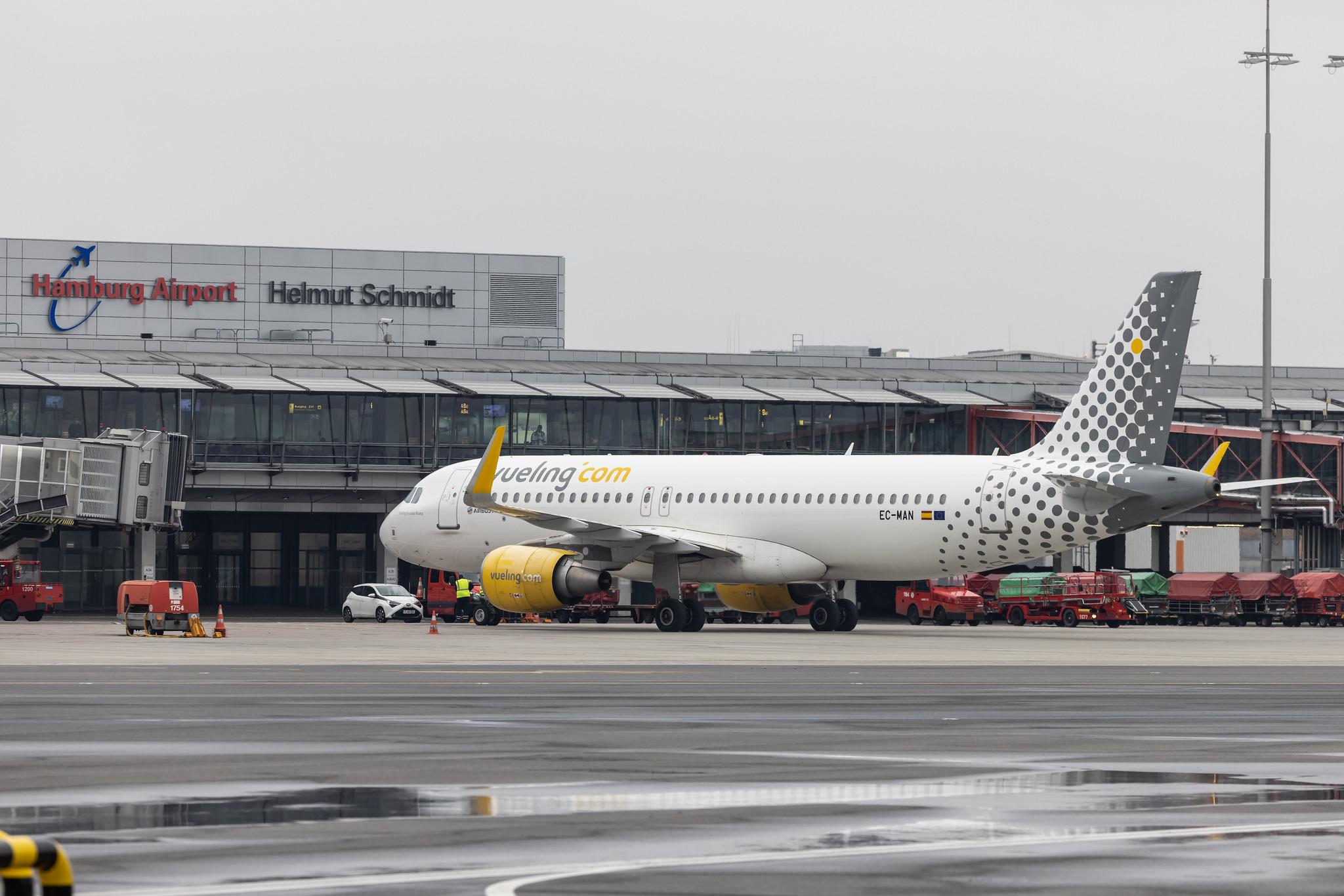 Hamburg Airport: Vueling (VY / VLG) |  Airbus A320-214 A320 | EC-MAN | MSN 6079
