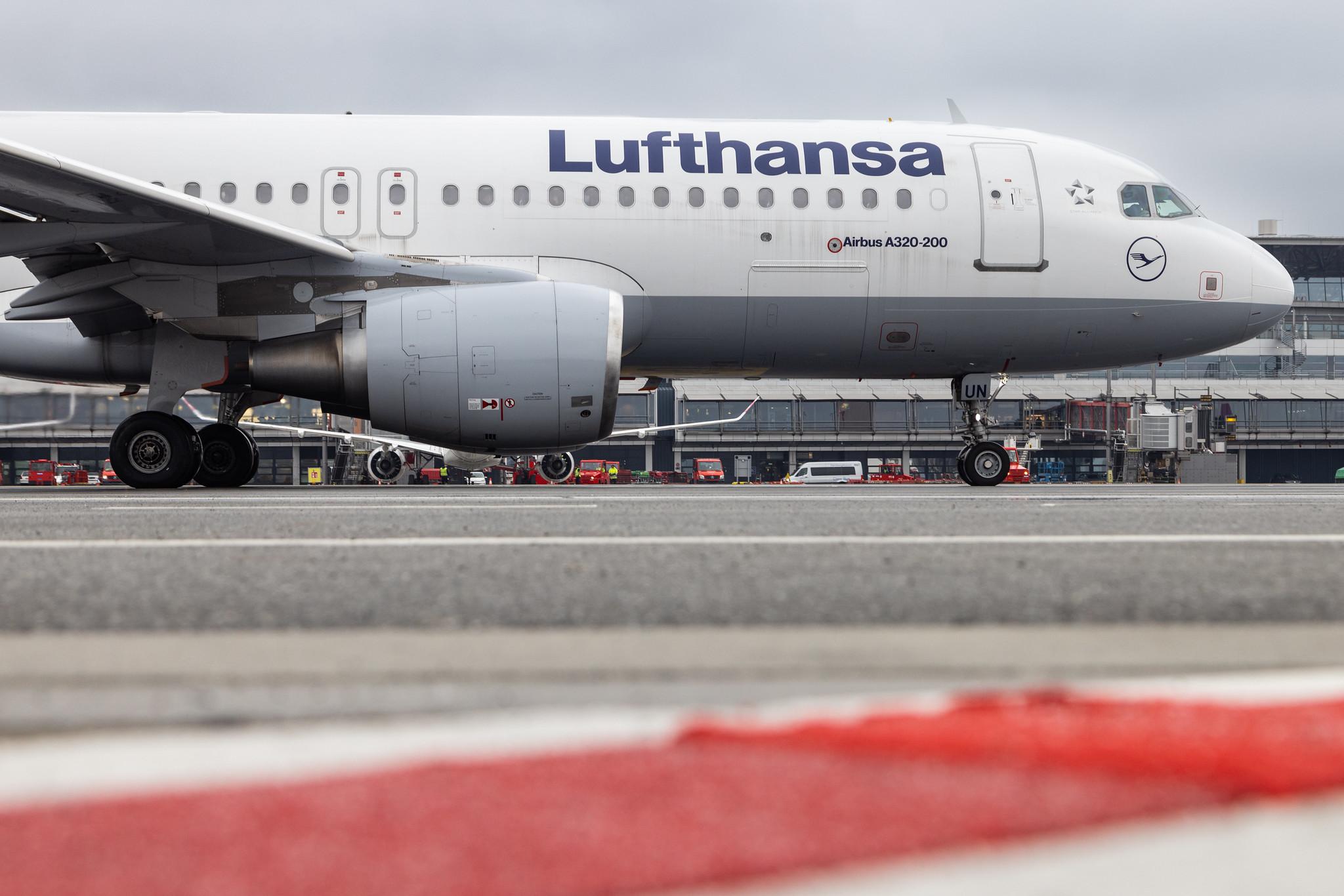 Hamburg Airport: Lufthansa (LH / DLH) |  Airbus A320-214 A320 | D-AIUN | MSN 6549