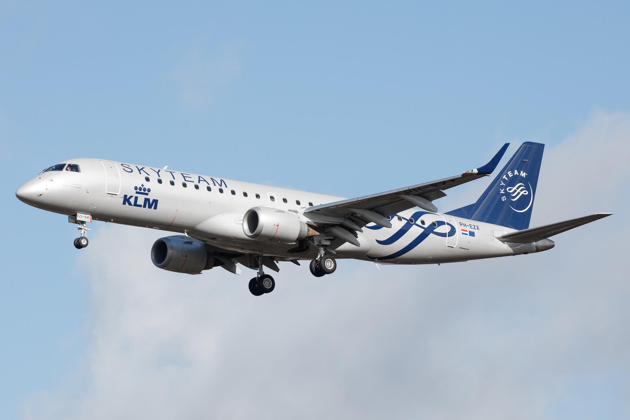 Hamburg Airport: KLM (KL / KLM) |  Livery: SkyTeam Livery | Operator: KLM Cityhopper |  Embraer E190STD E190 | PH-EZX | MSN 19000545
