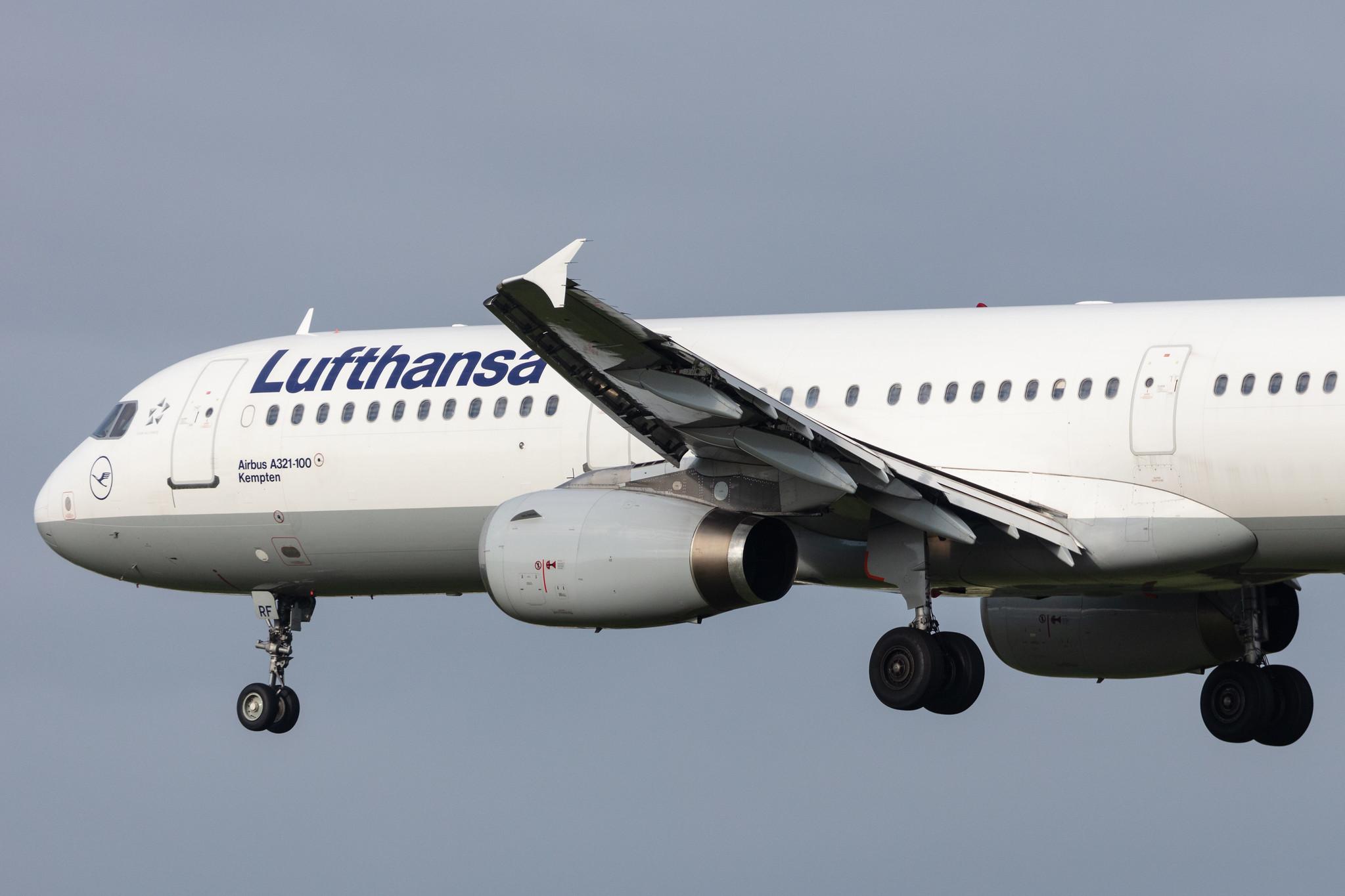 Hamburg Airport: Lufthansa (LH / DLH) |  Airbus A321-131 A321 | D-AIRF | MSN 0493