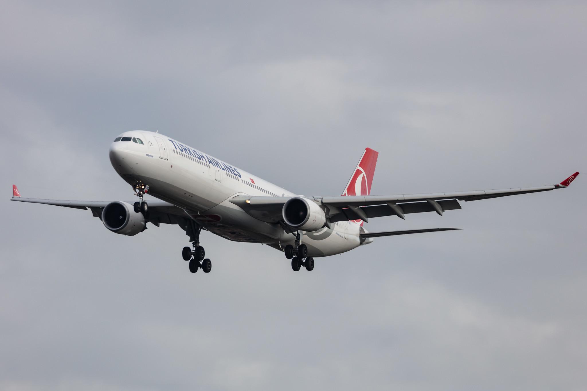 Hamburg Airport: Turkish Airlines (TK / THY) |  Airbus A330-303 A333 | TC-LNG | MSN 1718