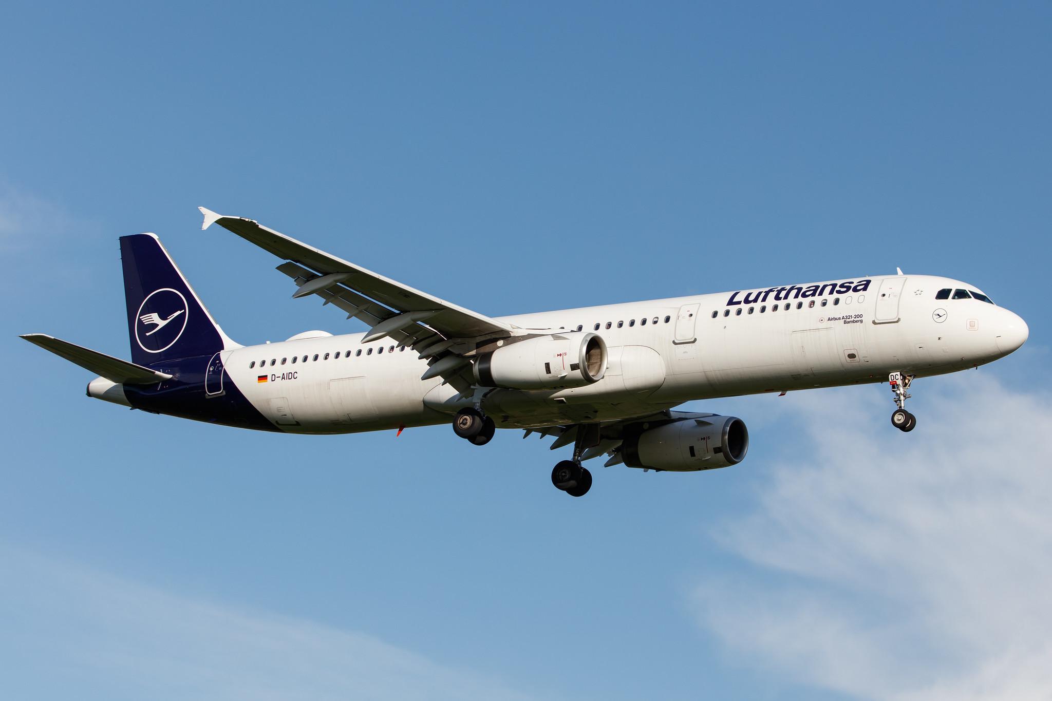 Hamburg Airport: Lufthansa (LH / DLH) |  Airbus A321-231 A321 | D-AIDC | MSN 4560