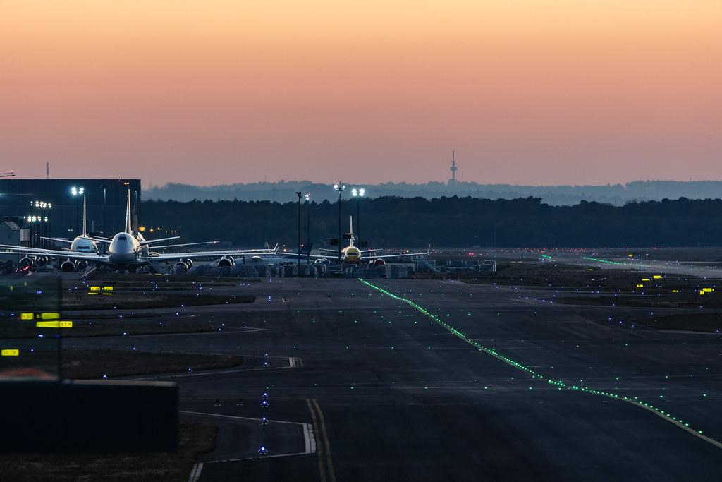 Frankfurt Airport: Frankfurter Flughafen im Sonnenuntergang