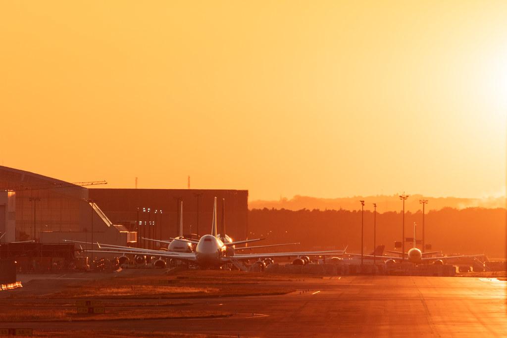 Frankfurt Airport: Frankfurter Flughafen im Sonnenuntergang