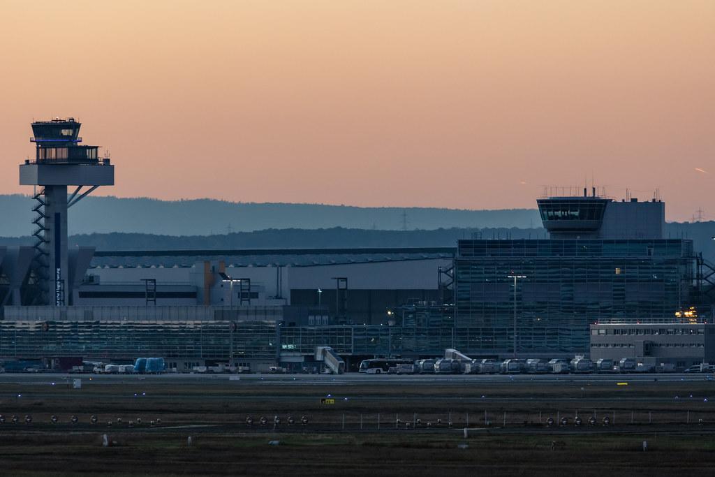 Frankfurt Airport: Frankfurter Flughafen im Sonnenuntergang