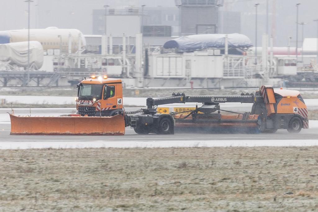 Hamburg Finkenwerder: Winterdienst beim Reinigen der Start- und Landebahn