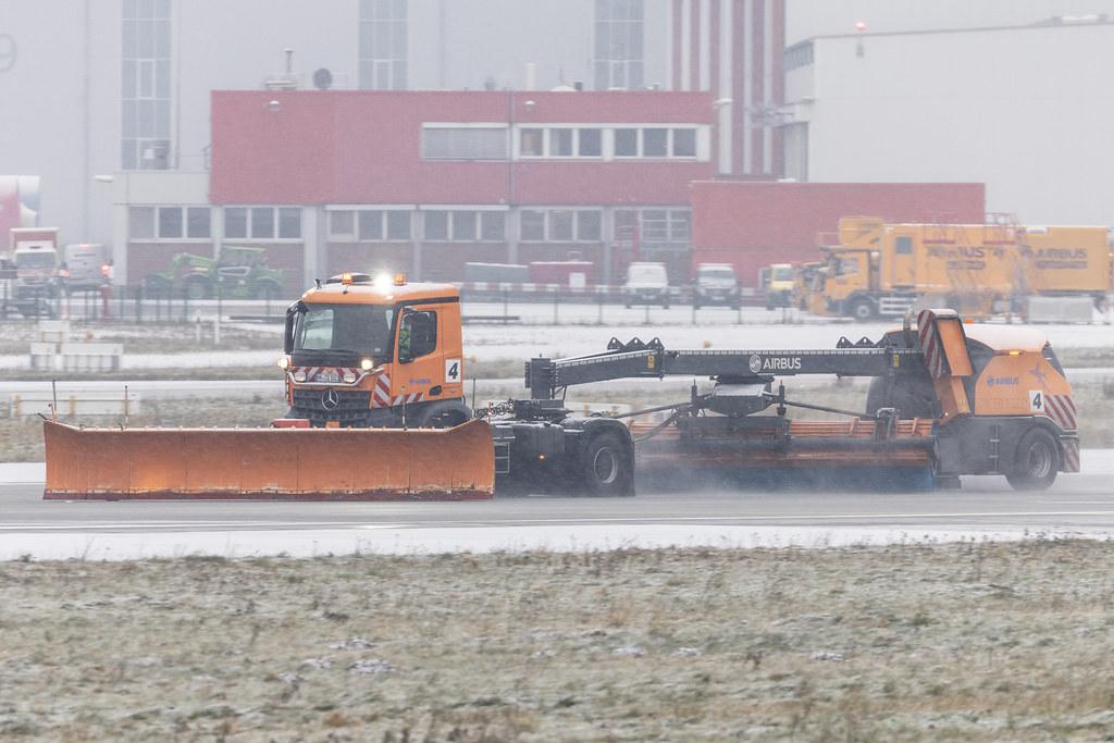 Hamburg Finkenwerder: Winterdienst beim Reinigen der Start- und Landebahn