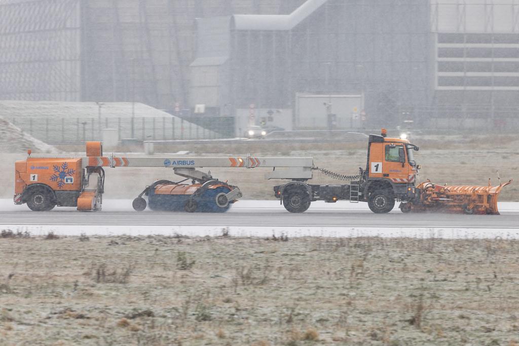 Hamburg Finkenwerder: Winterdienst beim Reinigen der Start- und Landebahn