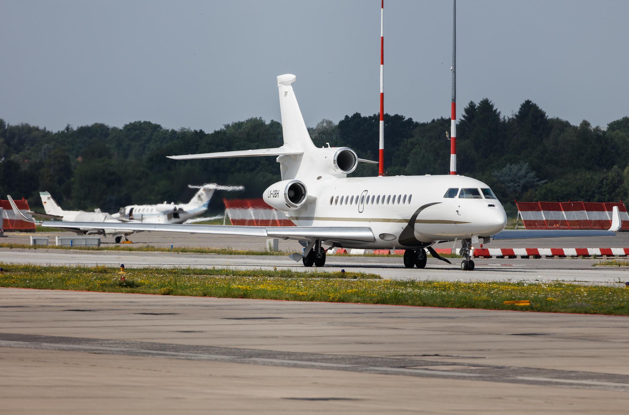 Hamburg Airport: Luxaviation (/ LXA) |  Dassault Falcon 8X FA8X | LX-GBH | MSN 453