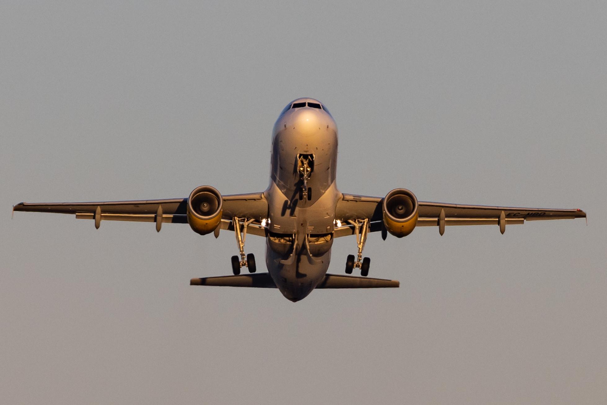 Hamburg Airport: Vueling (VY / VLG) |  Airbus A320-214 A320 | EC-MBD | MSN 3444