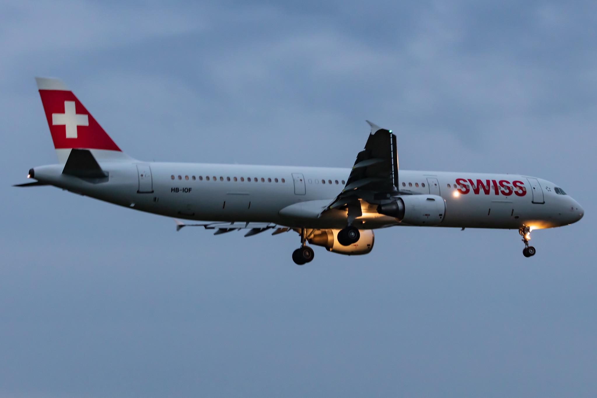 Hamburg Airport: Swiss (LX / SWR) |  Airbus A321-111 A321 | HB-IOF | MSN 0541