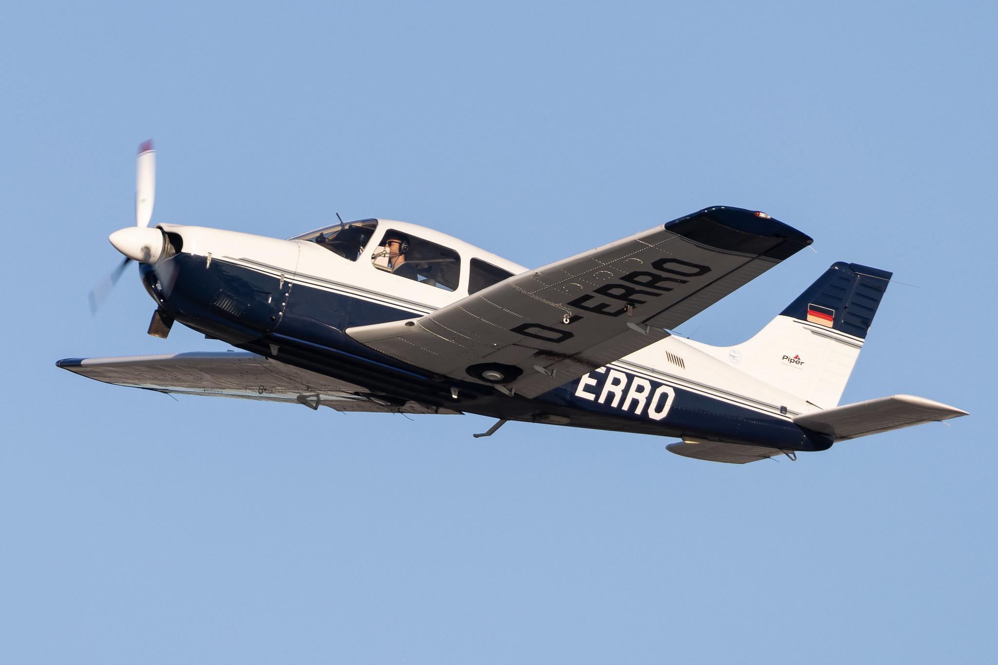 Hamburg Finkenwerder: Airbus HFB Motorfluggruppe |  Piper PA28R-201 Arrow P28R | D-ERRO | MSN 2844005