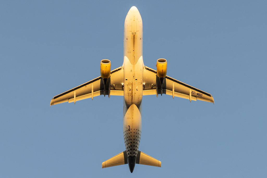 Hamburg Airport: Vueling (VY / VLG) |  Airbus A320-214 A320 | EC-MBD | MSN 3444