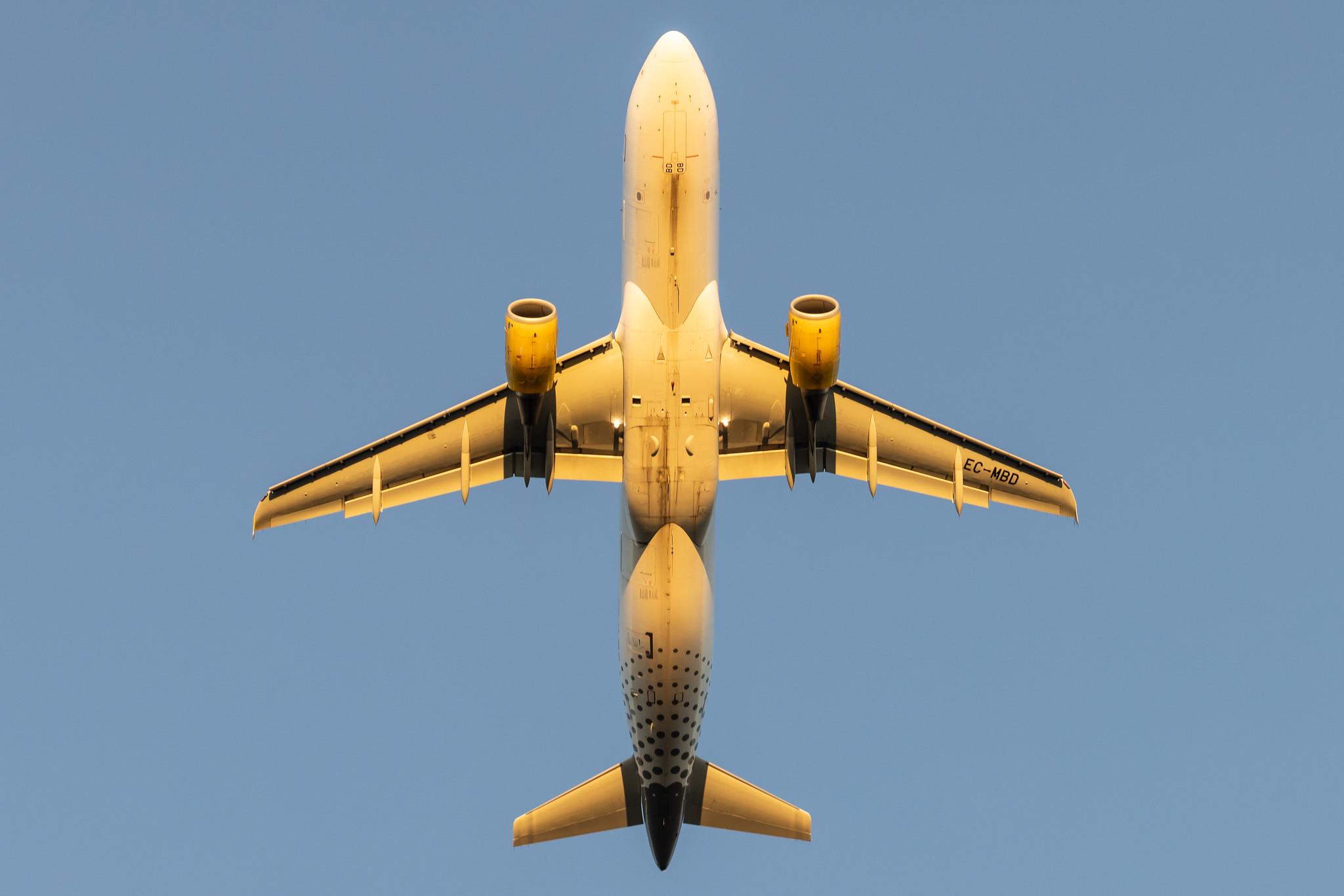 Hamburg Airport: Vueling (VY / VLG) |  Airbus A320-214 A320 | EC-MBD | MSN 3444