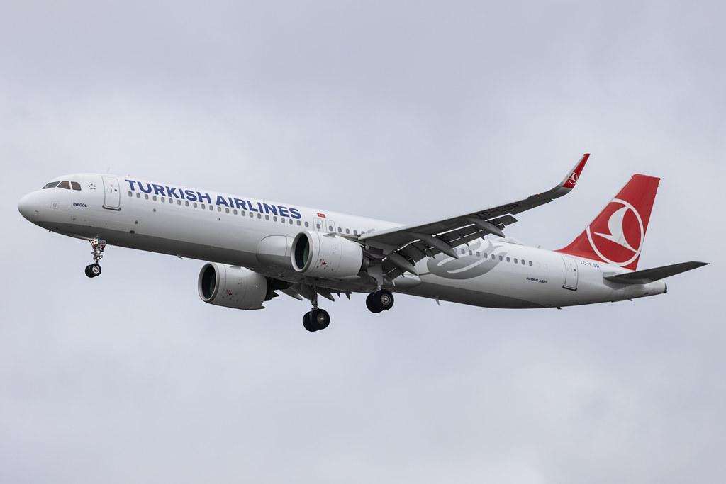 Hamburg Airport: Turkish Airlines (TK / THY) |  Airbus A321-271NX A21N | TC-LSR | MSN 09138