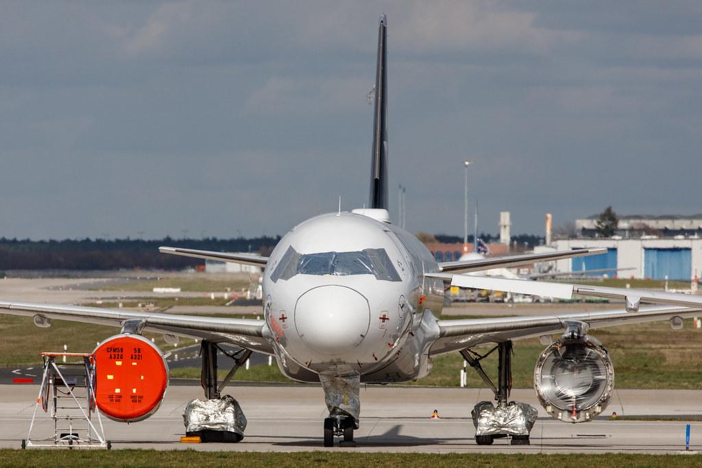 Flughafen Berlin Brandenburg: Lufthansa Flugzeug am Flughafen Berlin Brandenburg abgestellt.