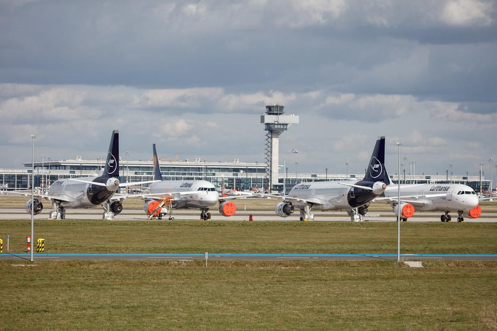 Flughafen Berlin Brandenburg: Abgestellte Flugzeuge der Lufthansa am Berlin Brandenburg Airport.
